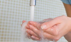 激素依赖性皮炎患者洗脸可以用洗面奶吗?